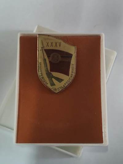 韵星假日拍卖第三十六期 -- Rimey Holidays Auction 36 - 民主德国史塔西三十五年纪念章带盒 无损 高年限