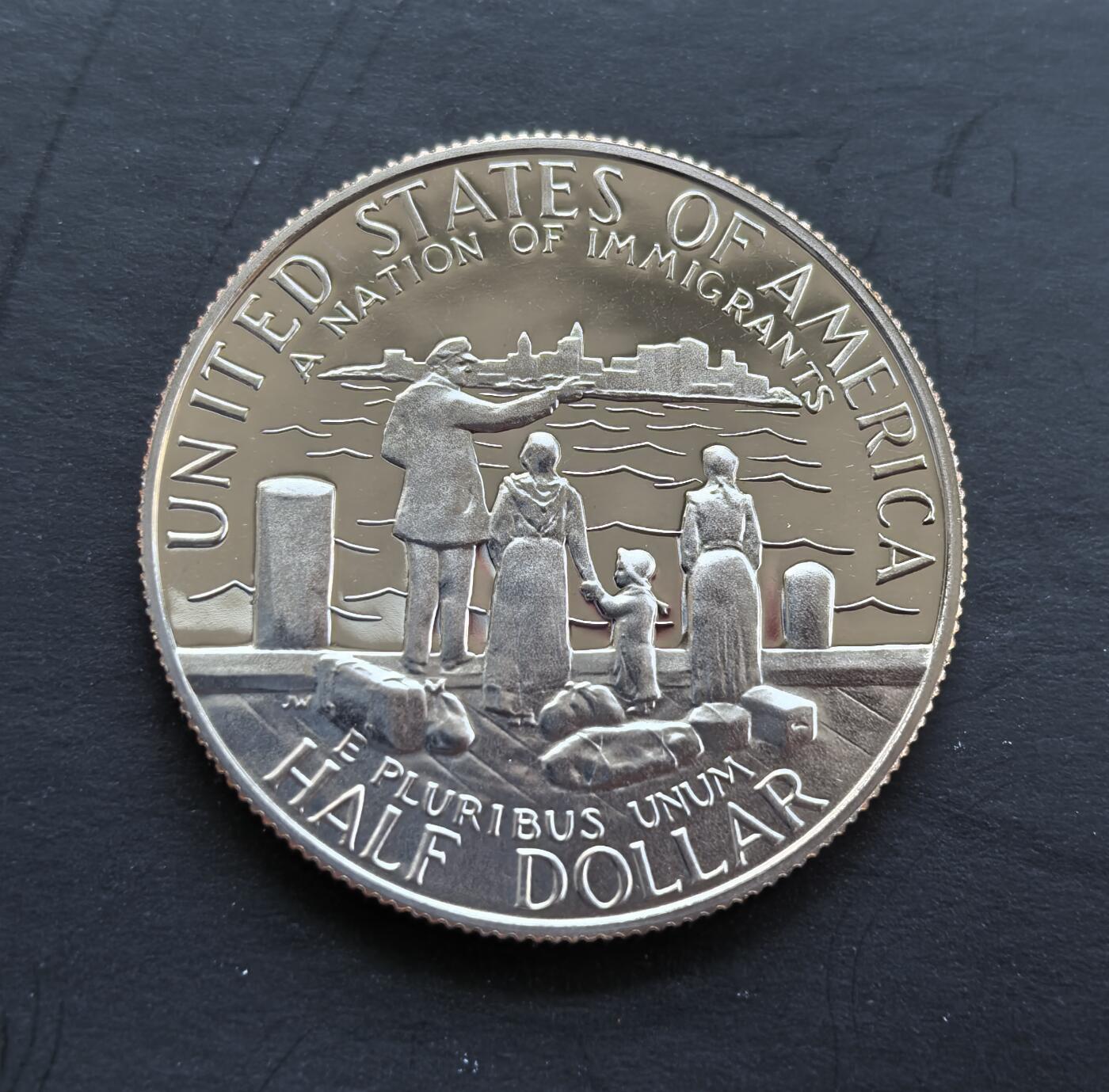 外国优质银币非洲美洲币，周六九点倒数截拍，满百包邮，持续收拍 稀少精制币美国1986 年移民主题精制半元，正面绘自由女神像，背面展移民登岸场景，题材呼应 “移民之国” 定位，精制币细节饱满，具人文纪念与收藏价值。