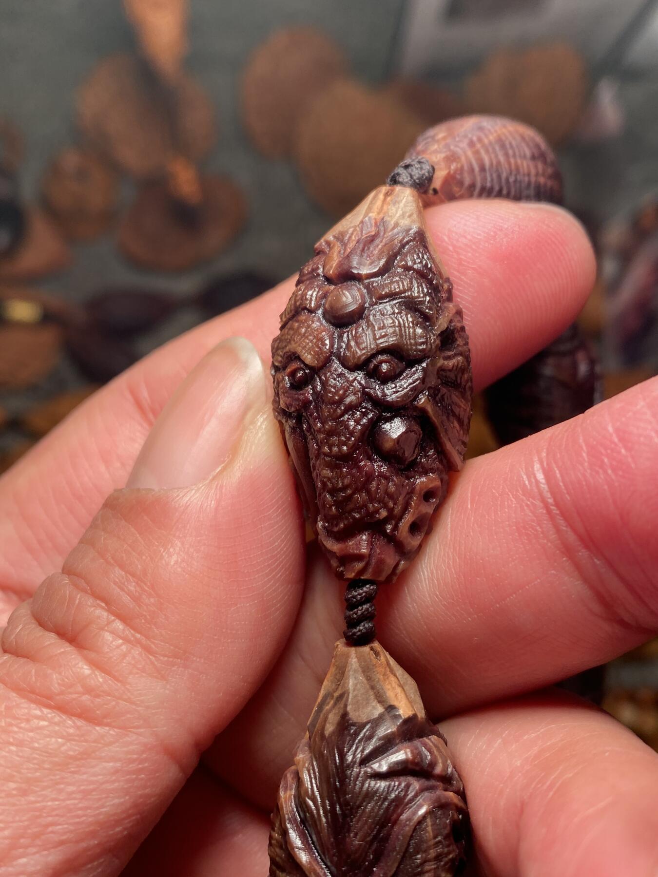 苏工名家王红秋个人作品展示 福利老苏工核雕，纯手工雕刻，紫核老款吉祥如意手串个性十足，等待有缘人，市场无同款，尺寸1。68x3.6喜欢的来呀