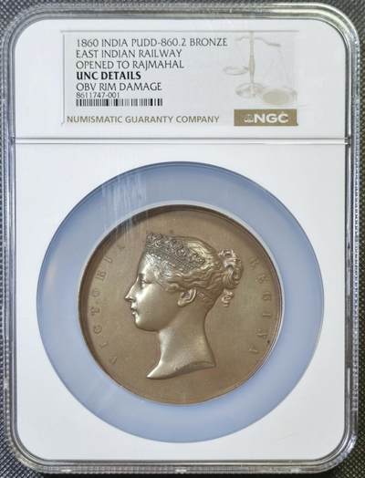 “甄选寰宇 · 臻藏岁华”新年精品场（直播拍卖）-甄臻铺-世界币章拍卖（第47期）送拍享返佣金等优惠多多 - NGC-UNCD 1860年英国东印度铁路延伸至拉杰马哈尔（Rajmahal）的纪念铜章，由W Wyon设计铸造，为纪念1860年10月15日东印度铁路线正式开通至印度拉杰马哈尔，这是当时印度铁路建设的重要里程碑。正面为维多利亚女王青年时期的侧面像，背面刻有铁路建设相关的官员信息与事件铭文，直径约72mm