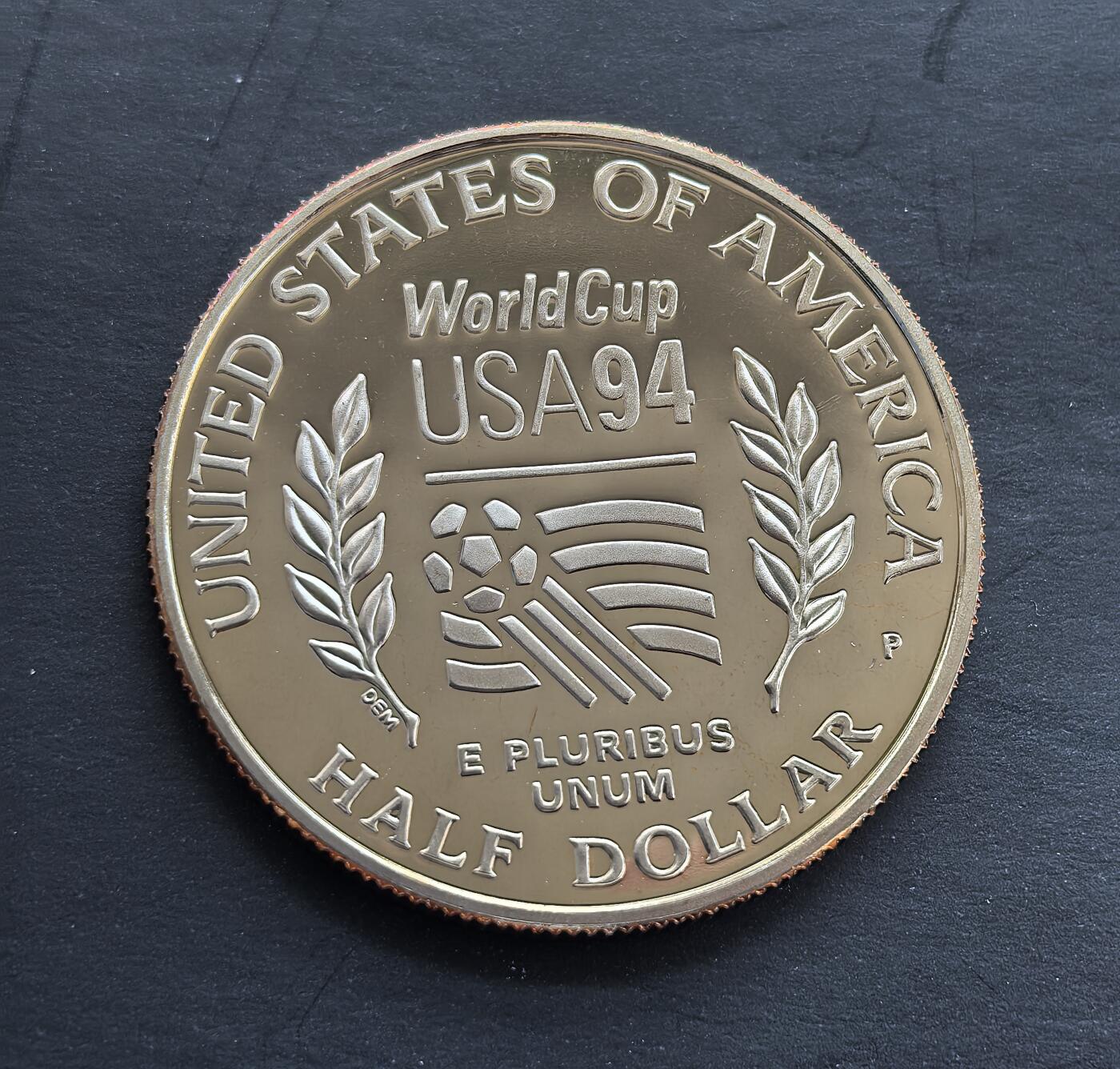 外国优质银币非洲美洲币，周六九点倒数截拍，满百包邮，持续收拍 美国1994 年世界杯精制半元纪念币，正面绘足球运动员身姿，背面标 “USA94” 赛事标识，题材关联顶级体育赛事，精制币工艺细腻，具体育纪念与收藏价值。