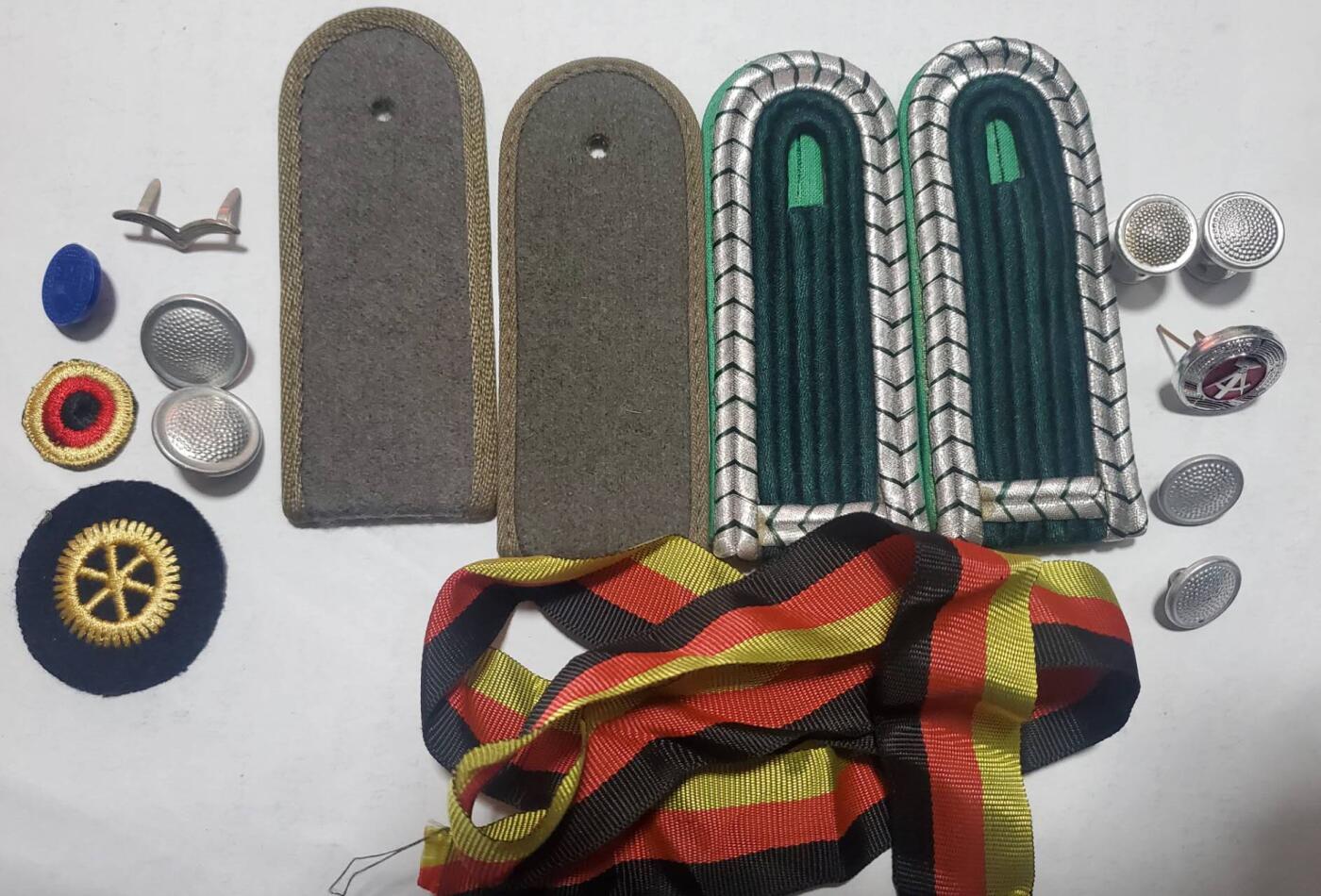 韵星假日拍卖第三十六期 -- Rimey Holidays Auction 36 民主德国配饰一套 带有肩章袖口纽扣奖牌带制服标识