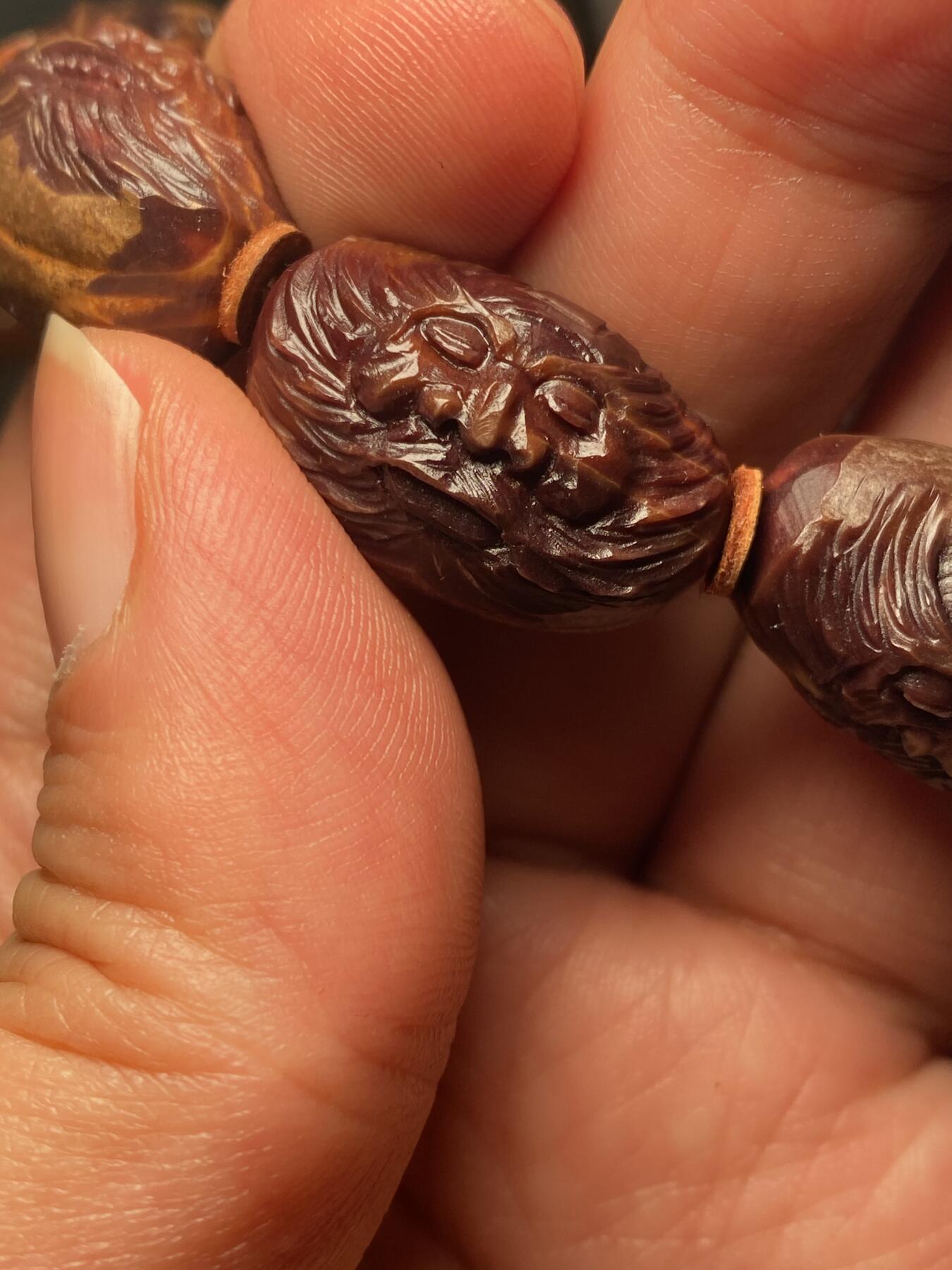 苏工名家王红秋个人作品展示 福利老苏工核雕，纯手工雕刻，紫核老款钟馗百态手串个性十足，等待有缘人，市场无同款，尺寸1。6x2.45喜欢的来呀