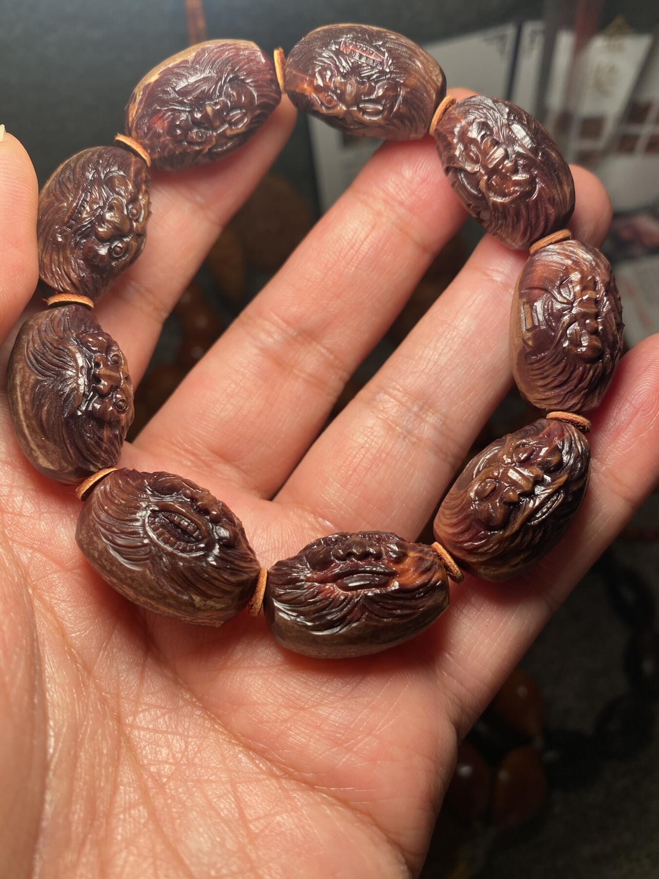 苏工名家王红秋个人作品展示 福利老苏工核雕，纯手工雕刻，紫核老款钟馗百态手串个性十足，等待有缘人，市场无同款，尺寸1。6x2.45喜欢的来呀