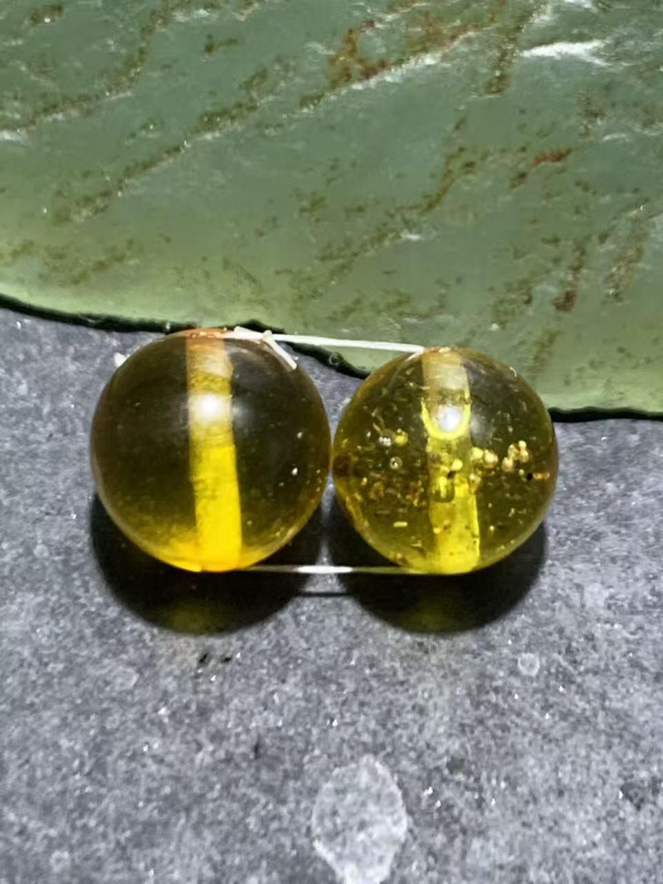 天然金珀通货圆珠一对，