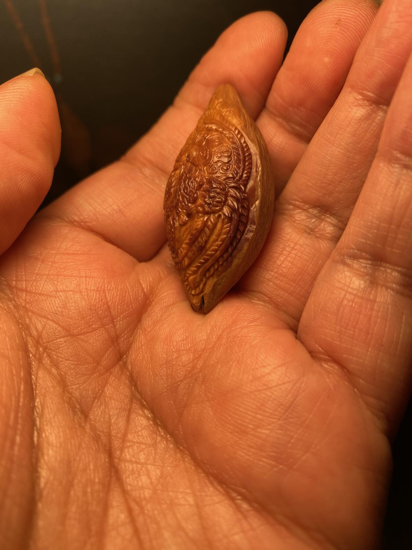 苏工名家王红秋个人作品展示 福利苏工核雕，纯手工雕刻，四花紫皮核凤舞九天，个性十足，紫气祥瑞，等待有缘人，市场无同款，尺寸2。3x4。8喜欢的来