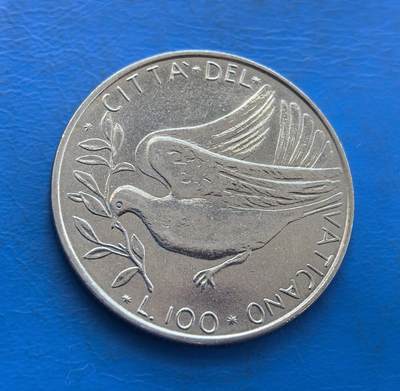 外国优质银币非洲美洲币，周六九点倒数截拍，满百包邮，持续收拍 - 梵蒂冈 和平鸽100 里拉币，正面绘衔橄榄枝的和平鸽 +“CITTA DEL VATICANO”，背面展教皇纹章（双钥、盾形），兼具宗教文化标识与和平符号，收藏主题独特。