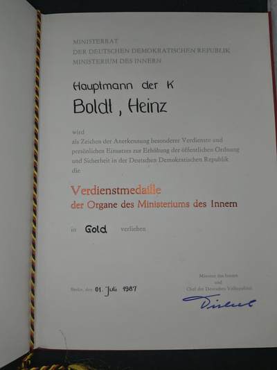 凯旋世界勋赏（第21期冬季大拍）（欢迎送拍）（对拍品有疑问请询问客服，不接受到手刀，出价默认拍品品相。请认真阅读拍卖规则！出价默认已认可！）（收到货请录制开箱视频，无视频概不处理问题。） - 1987年东德（民主德国）内务部颁发的内务机构金质功绩奖章证书