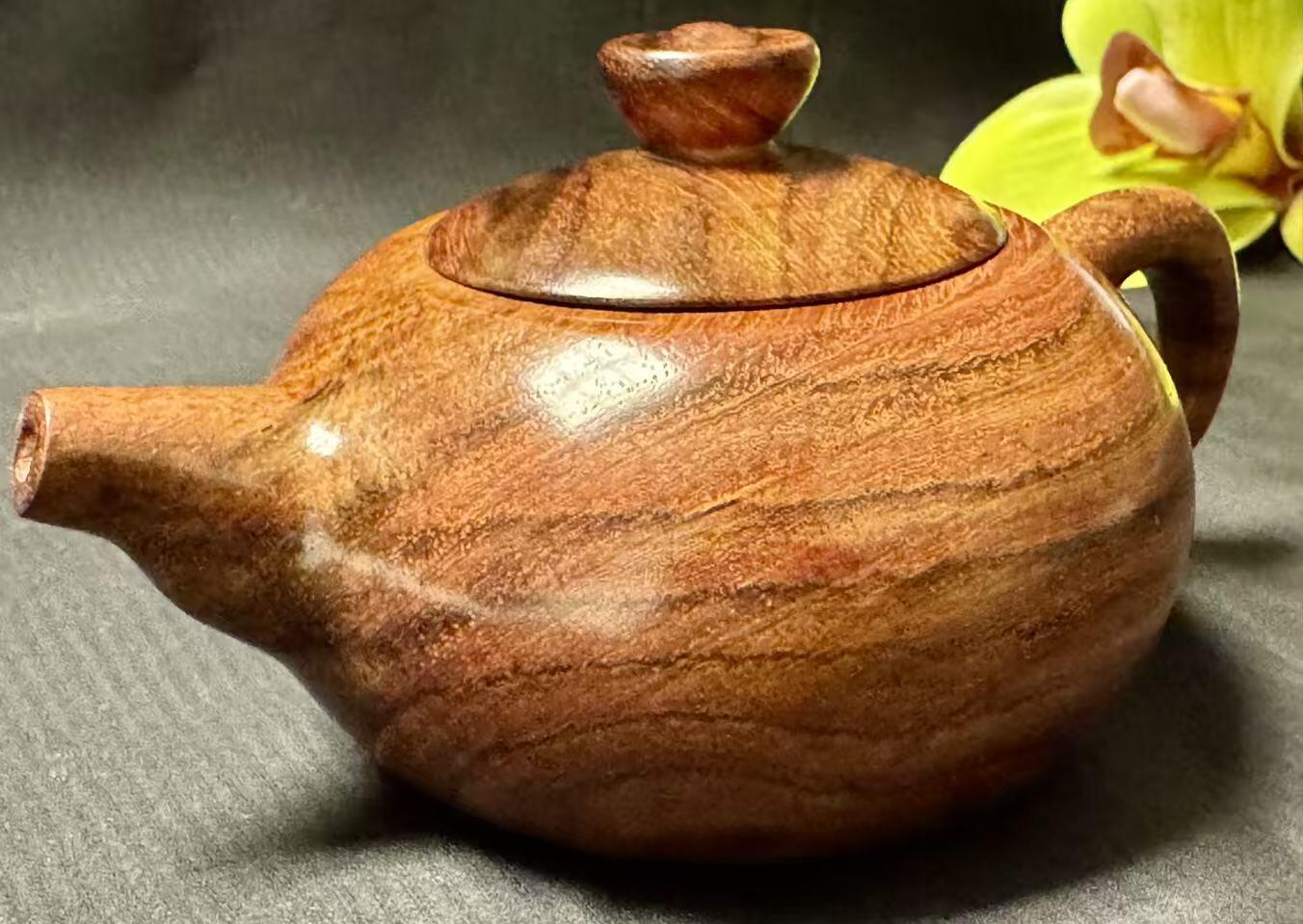 零元拍：海南黄花梨精工摆件茶壶把把壶，一块料制成，尺寸约：直径 7.8CM，高 5.8CM。