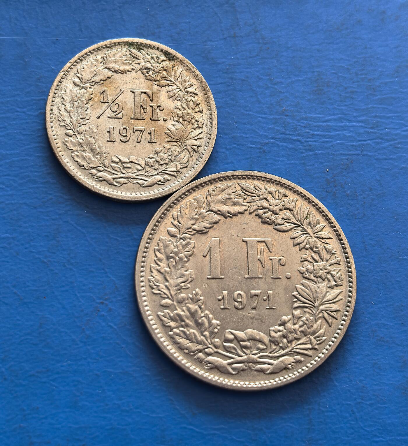 外国优质银币非洲美洲币，周六九点倒数截拍，满百包邮，持续收拍 瑞士1971 年 0.5/1 法郎币2枚，正面展持盾女神像（“HELVETIA” 标识），背面饰月桂环 + 币值，金属币承载瑞士经典货币设计，兼具国家符号与传统纹饰收藏价值。