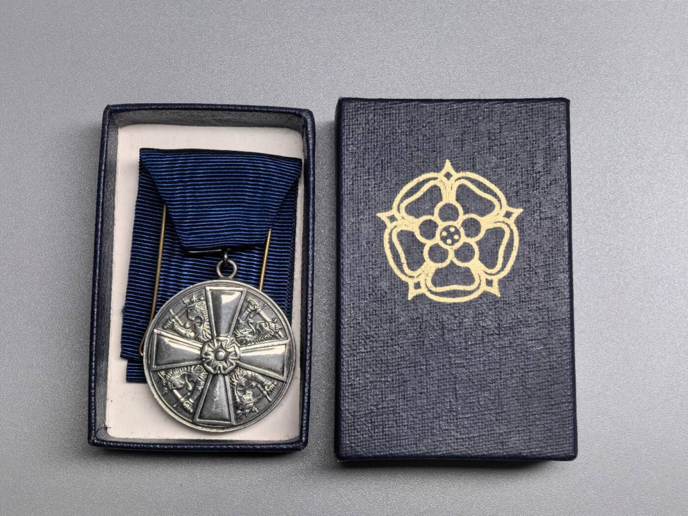 小驴勋章奖章收藏1月10日周六晚六点拍卖（珍爱和平，收藏战争，铭记历史，勿忘国耻，忠党爱国。有偿代拍，送拍规则在简介最后，参拍须阅读规则后再参拍，关系到运费包装发货时效真假辨别等关键信息，拍卖时不再发原图，看大图店主微信码在拍卖店铺介绍里）