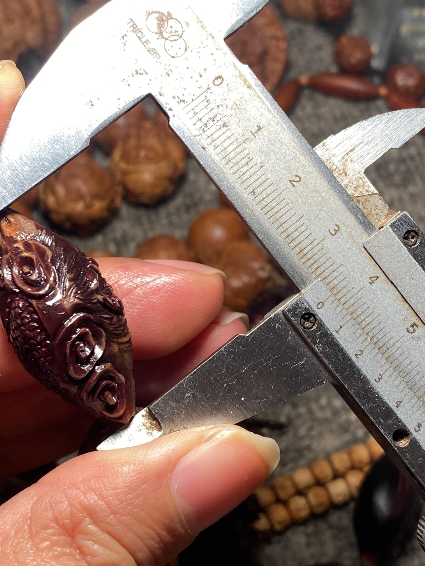 苏工名家王红秋个人作品展示 福利老苏工核雕，纯手工雕刻，紫核七龙珠手串个性十足，等待有缘人，市场无同款，尺寸1。7x3.7喜欢的来呀