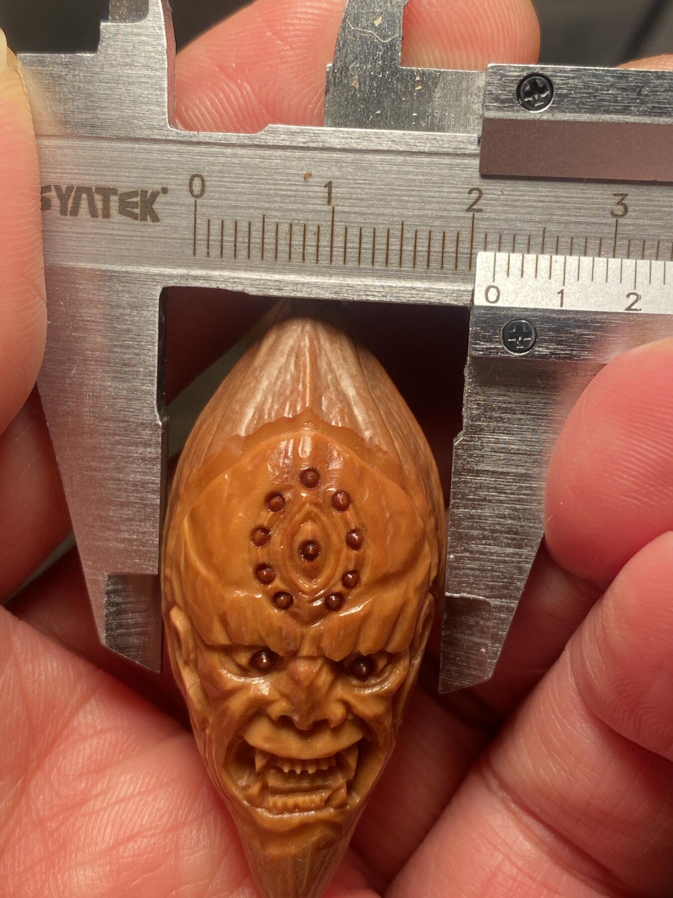 苏工名家王红秋个人作品展示 苏工核雕纯手工雕刻，老苏工恶僧，四花梅林大核，个性十足，市场无同款，尺寸2。18x4.7喜欢的来