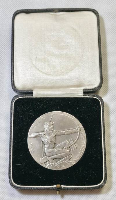 “甄选寰宇 · 臻藏岁华”新年精品场（直播拍卖）-甄臻铺-世界币章拍卖（第47期）送拍享返佣金等优惠多多 - 1930年英国国家步枪协会颁发的银质奖章，直径51毫米，重83.2克，带完好原盒。