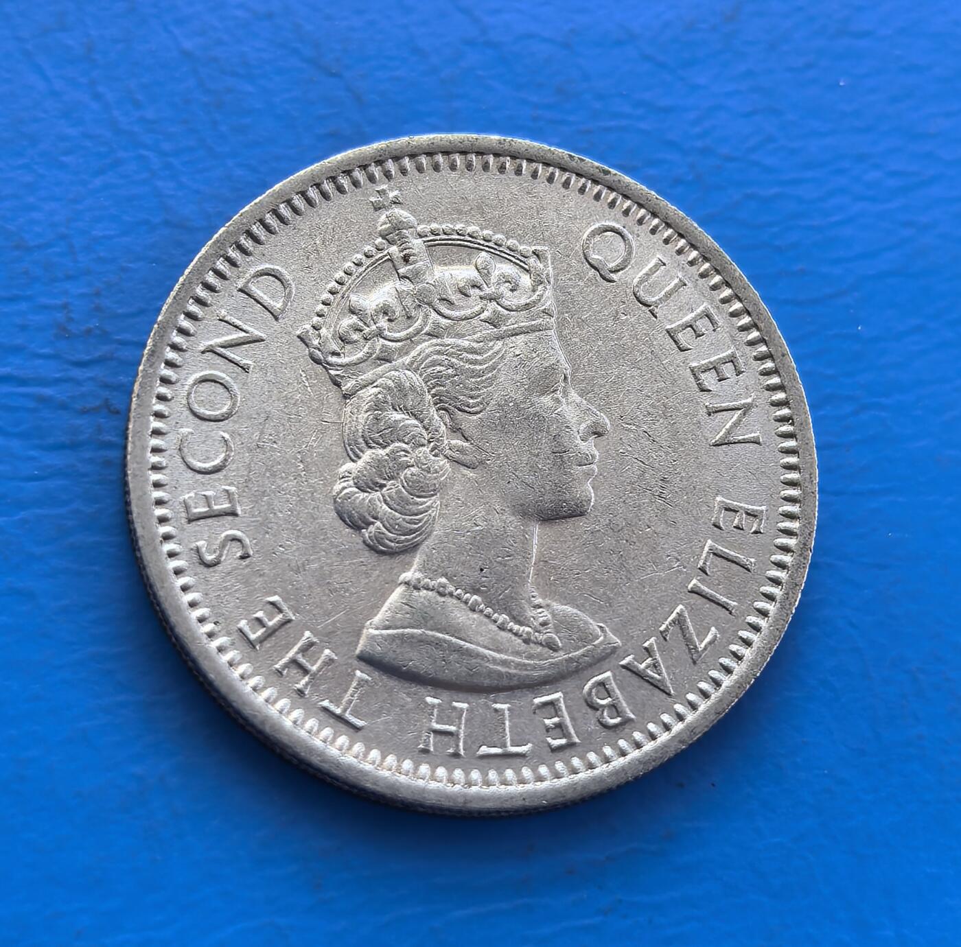 外国优质银币非洲美洲币，周六九点倒数截拍，满百包邮，持续收拍 尼日利亚联邦时期 1 先令硬币，正面是英女王像（英联邦标识），背面绘棕榈枝（尼日利亚经济作物），属英属西非货币，风格融合殖民与本土元素，是非洲英殖币收藏品类。