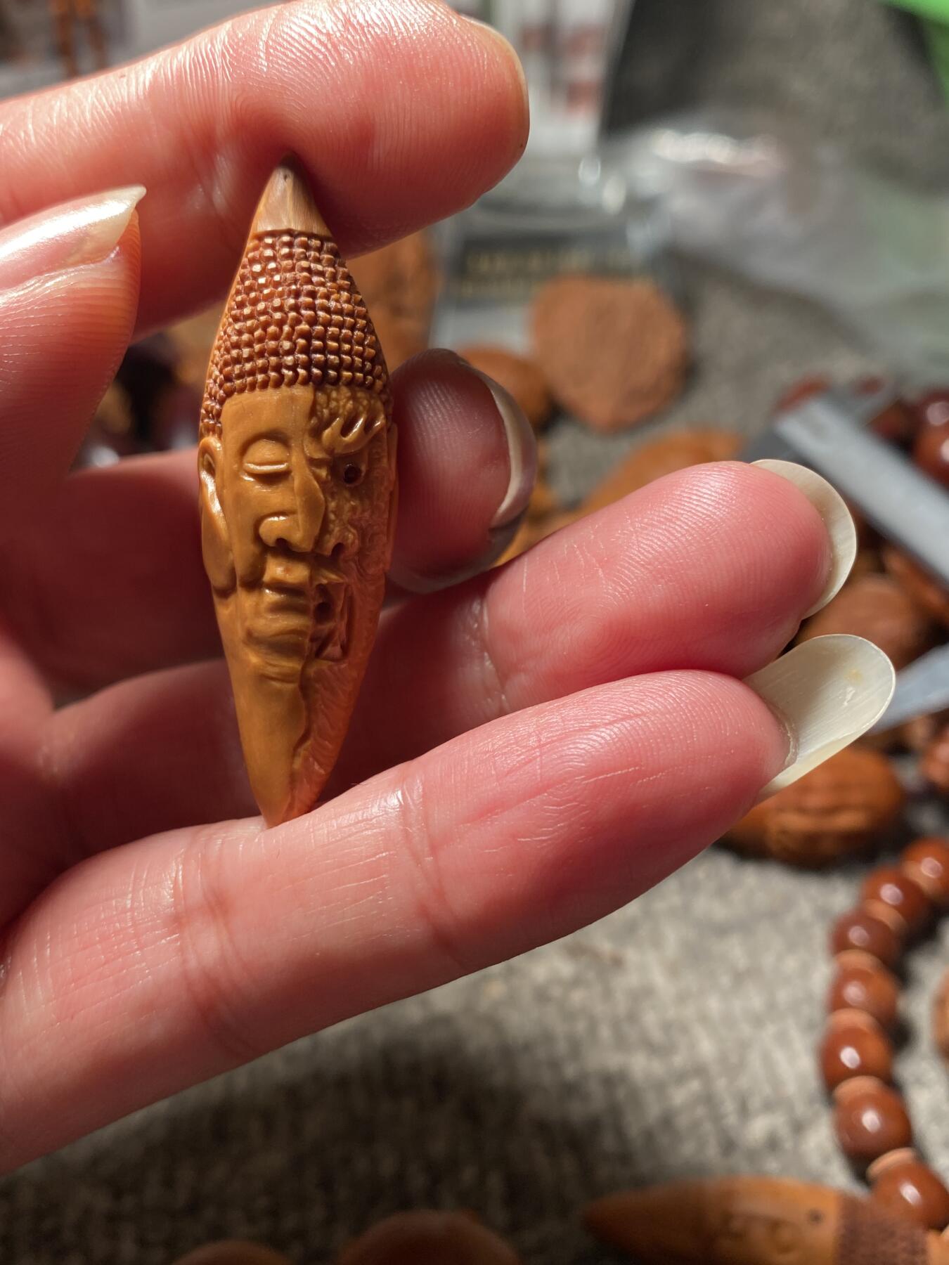 苏工名家王红秋个人作品展示 福利苏工核雕，纯手工雕刻，老苏工柳叶佛魔一念，个性十足，等待有缘人尺寸1。5x5.0喜欢的来