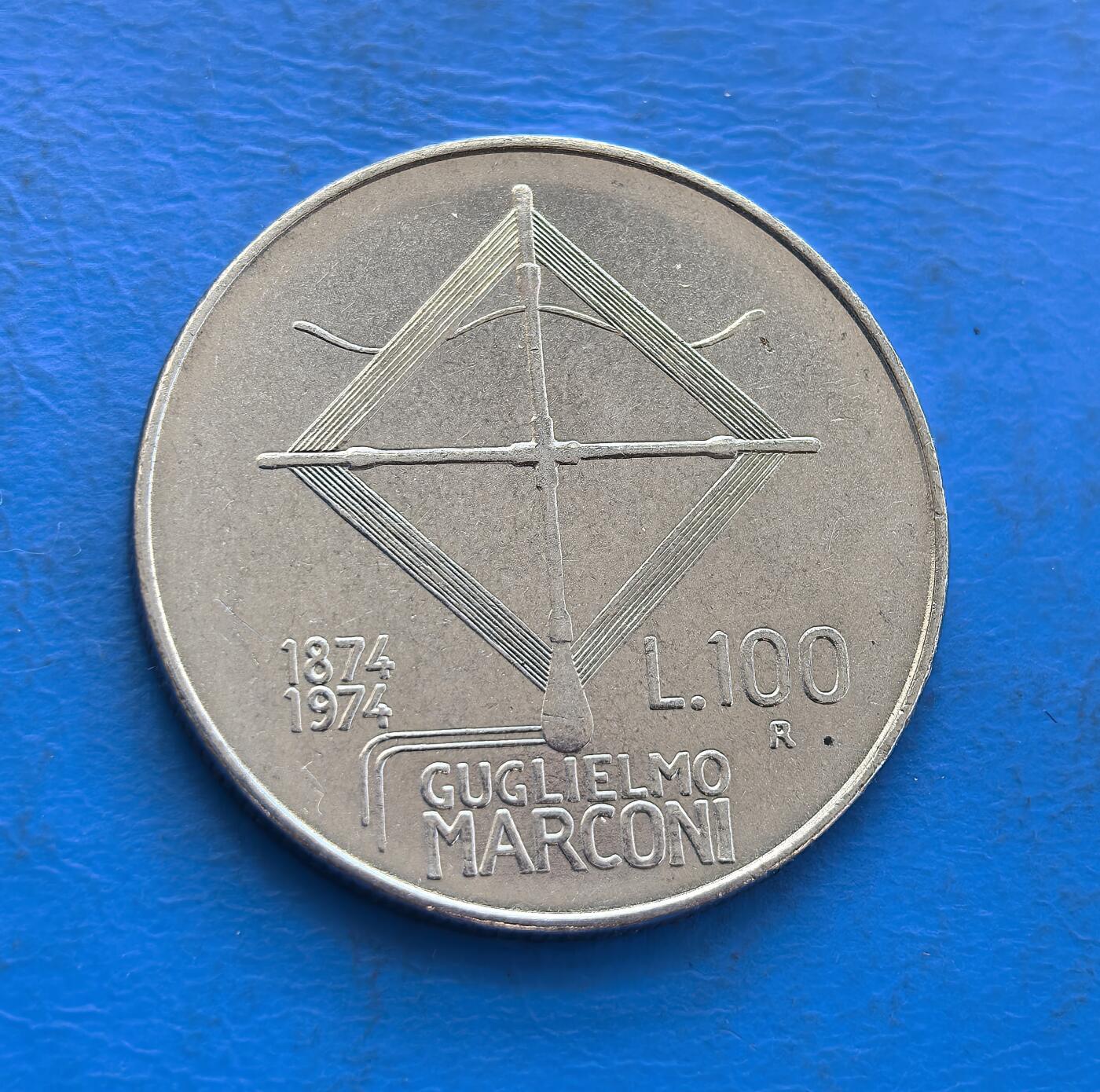 外国优质银币非洲美洲币，周六九点倒数截拍，满百包邮，持续收拍 意大利1974 年马可尼百年纪念 100 里拉币，正面展无线电装置（其发明）+ 生卒年，背面印马可尼头像，银质币兼具科技名人纪念与发明符号，收藏主题独特。