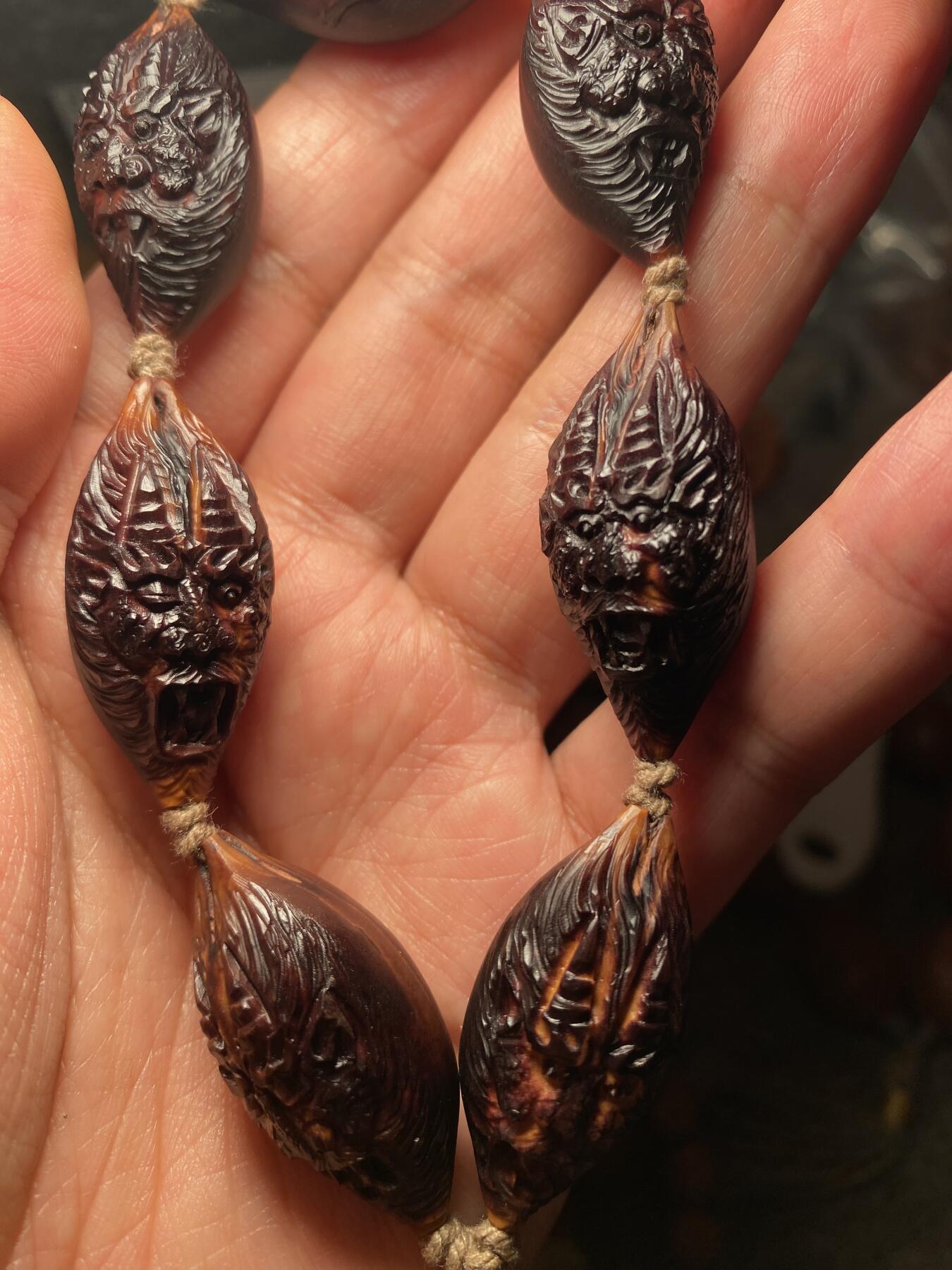 苏工名家王红秋个人作品展示 福利老苏工核雕，纯手工雕刻，紫核老款冥王手串个性十足，等待有缘人，市场无同款，尺寸1。7x3.45喜欢的来呀