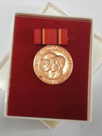 韵星假日拍卖第三十六期 -- Rimey Holidays Auction 36 - 民主德国铜级监察奖章带原盒