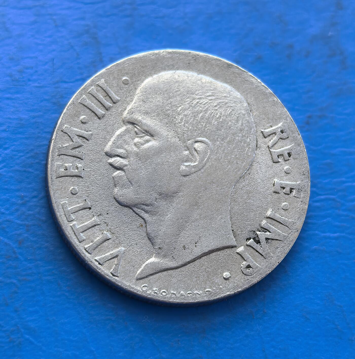 外国优质银币非洲美洲币，周六九点倒数截拍，满百包邮，持续收拍 意大利1940 年 20 分币，正面印维托里奥三世头像，背面展意大利女神像与 “ITALIA” 标识，银质币承载二战时期意大利货币文化，兼具历史纪念与古典人物纹饰收藏价值。