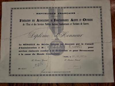凯旋世界勋赏（第21期冬季大拍）（欢迎送拍）（对拍品有疑问请询问客服，不接受到手刀，出价默认拍品品相。请认真阅读拍卖规则！出价默认已认可！）（收到货请录制开箱视频，无视频概不处理问题。） - 1973年法国国家公职人员与公共服务人员（退伍军人及战争受害者）协会联合会颁发的联邦功绩奖章荣誉证书，是表彰对联合会及退伍军人事业有突出贡献者的民间荣誉凭证