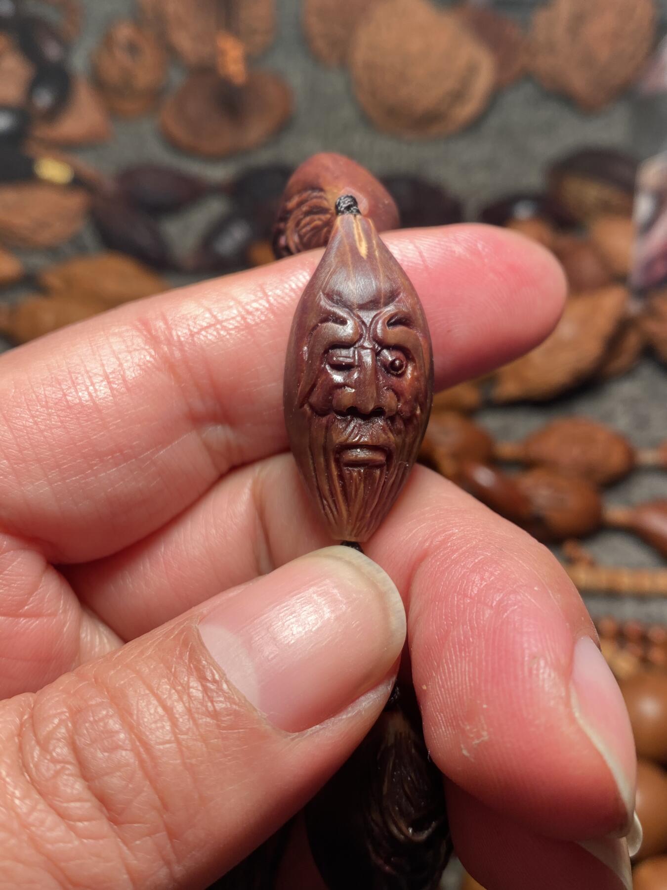 苏工名家王红秋个人作品展示 福利老苏工核雕，纯手工雕刻，紫核老款南极仙翁百态手串个性十足，等待有缘人，市场无同款，尺寸1。55x3.4喜欢的来呀