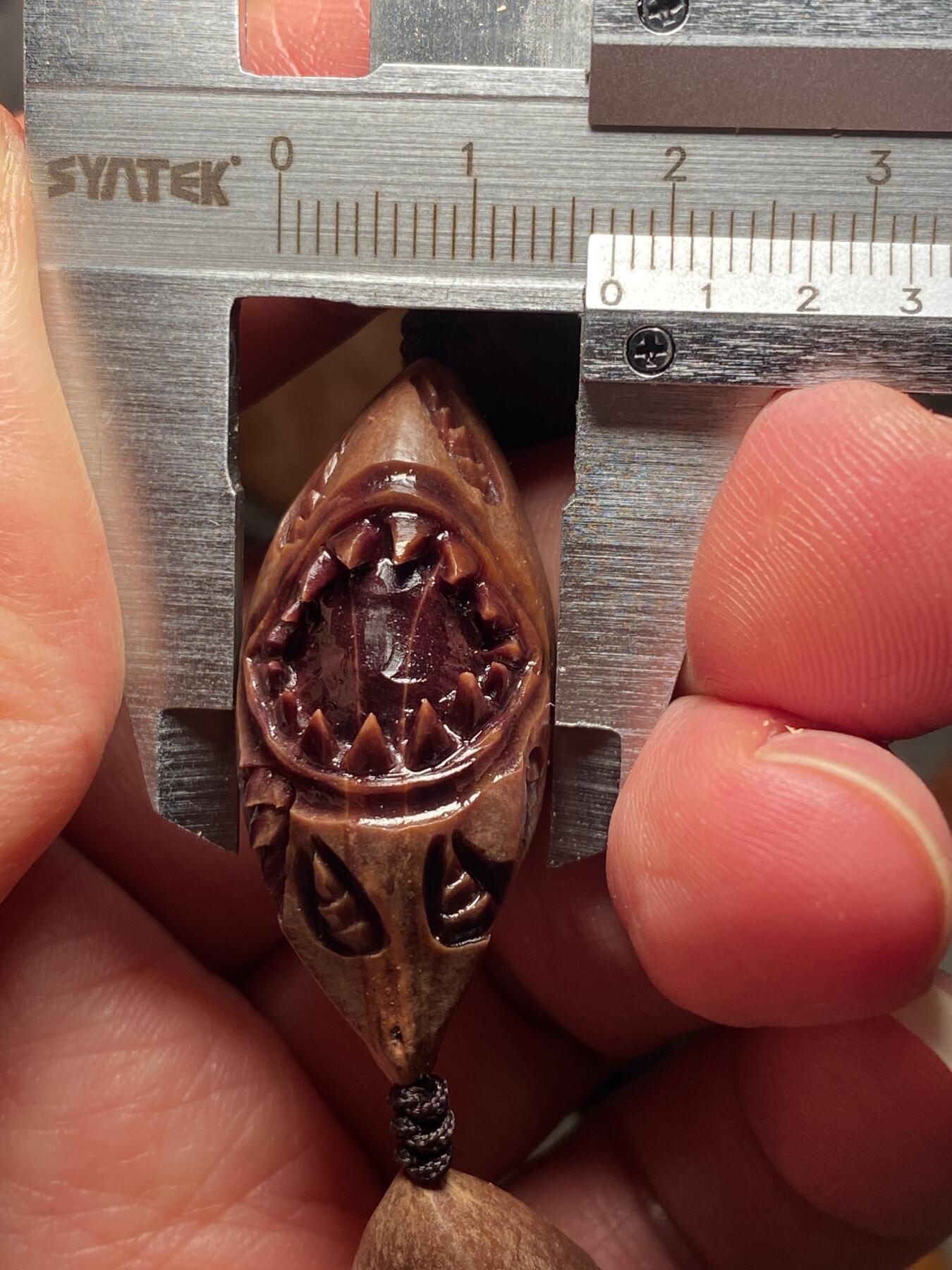 苏工名家王红秋个人作品展示 福利老苏工核雕，纯手工雕刻，紫核吞噬手串个性十足，等待有缘人，市场无同款，尺寸1。7x3.7喜欢的来