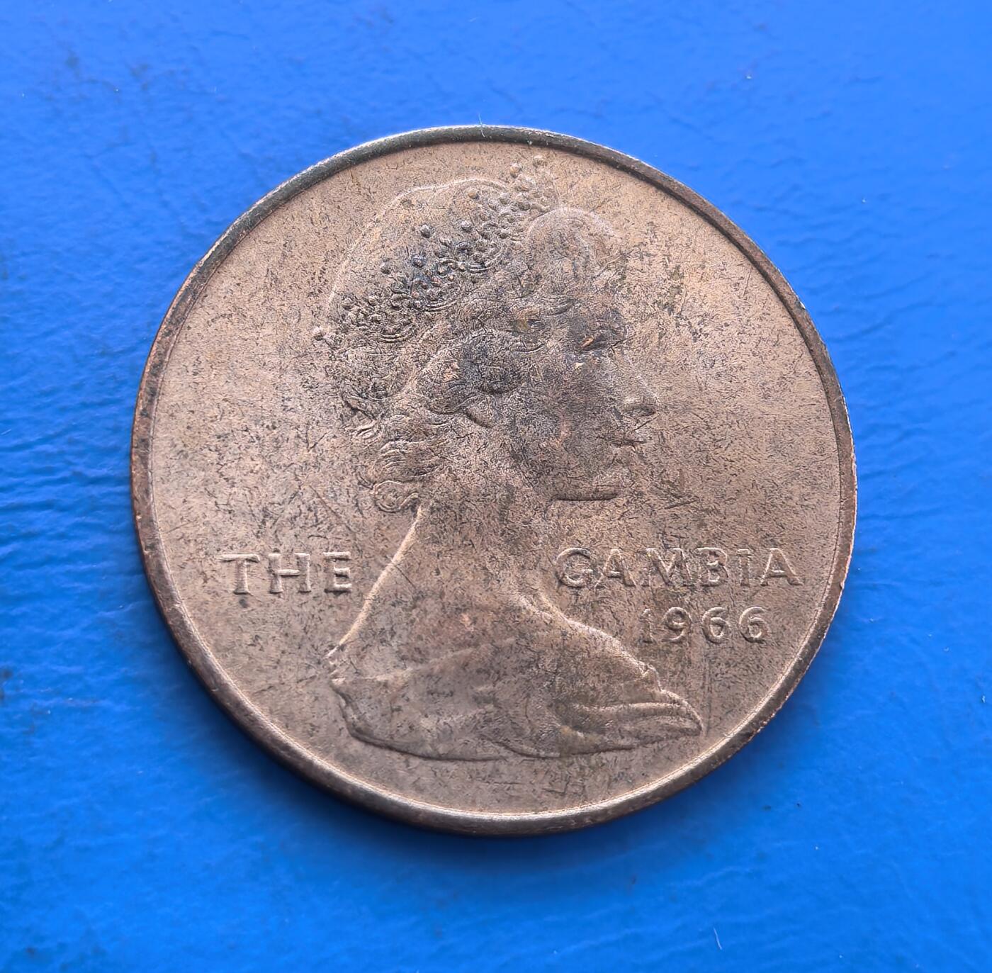外国优质银币非洲美洲币，周六九点倒数截拍，满百包邮，持续收拍 冈比亚  1966 年1 便士，正面是英女王像（英联邦标识），背面绘帆船（冈比亚航运符号），属该国独立初期英属货币，风格融合殖民与本土航运元素，是西非英殖币收藏品类。