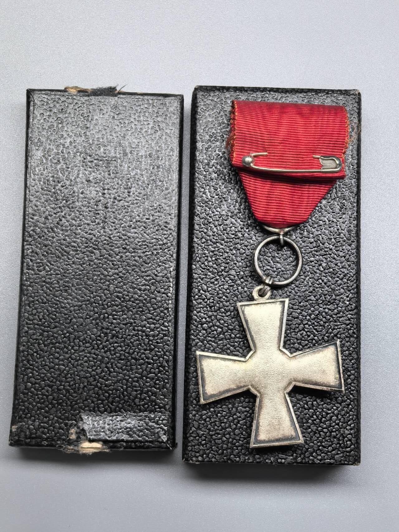 小驴勋章奖章收藏1月10日周六晚六点拍卖（珍爱和平，收藏战争，铭记历史，勿忘国耻，忠党爱国。有偿代拍，送拍规则在简介最后，参拍须阅读规则后再参拍，关系到运费包装发货时效真假辨别等关键信息，拍卖时不再发原图，看大图店主微信码在拍卖店铺介绍里）