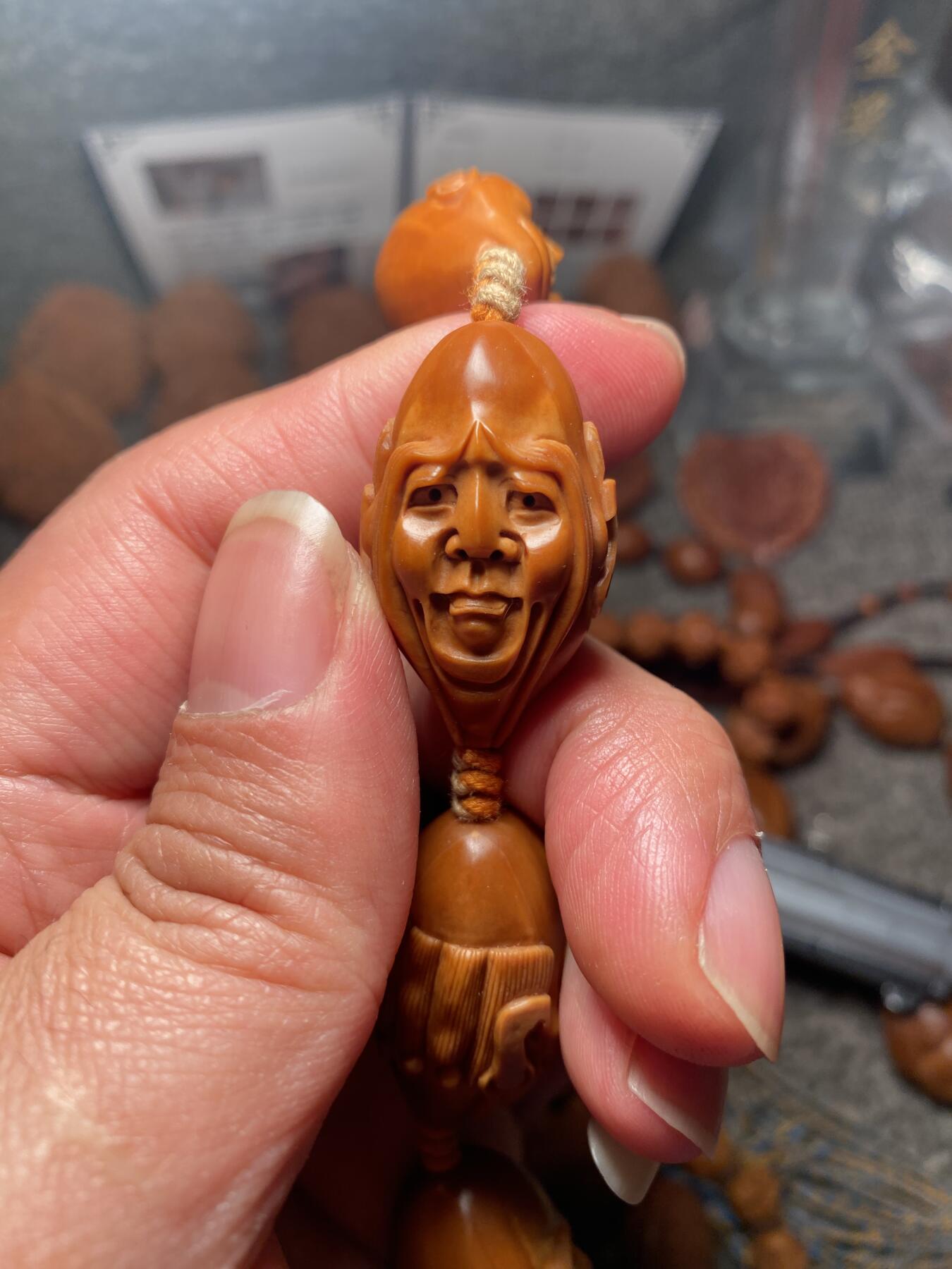 苏工名家王红秋个人作品展示 福利苏工核雕，纯手工雕刻,须派十八罗汉，个性十足，等待有缘人，市场无同款，尺寸2。1x3.45喜欢的来