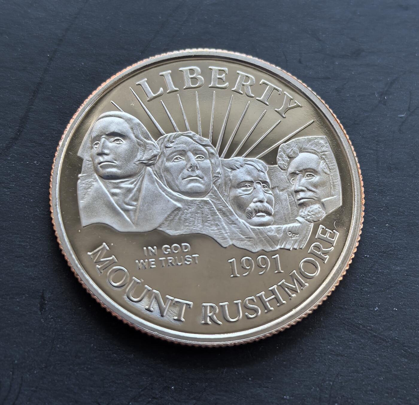外国优质银币非洲美洲币，周六九点倒数截拍，满百包邮，持续收拍 稀少精制币美国1991 年拉什莫尔山纪念半元，正面呈现四总统像，背面饰美洲野牛，纪念拉什莫尔山建成 50 周年，精制币工艺精湛，具历史地标与收藏价值。