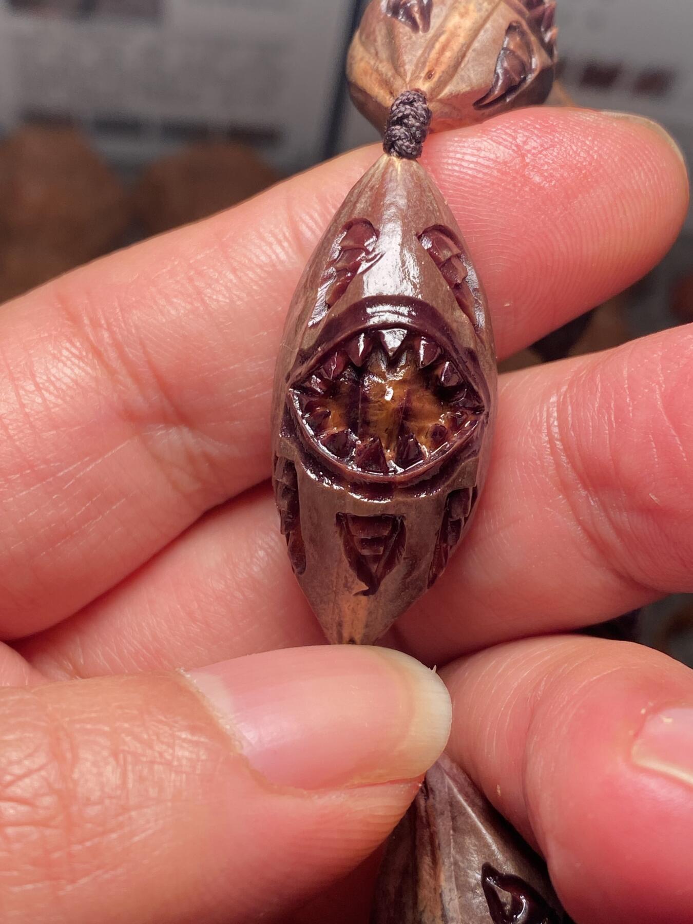 苏工名家王红秋个人作品展示 福利老苏工核雕，纯手工雕刻，紫核吞噬手串个性十足，等待有缘人，市场无同款，尺寸1。7x3.7喜欢的来