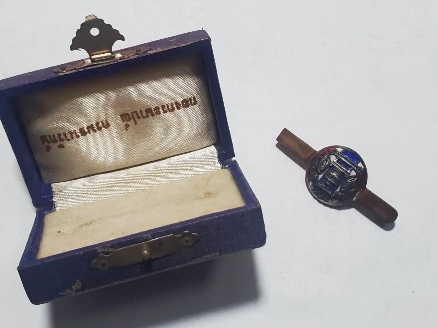 韵星假日拍卖第三十六期 -- Rimey Holidays Auction 36 泰王国拉玛9世初期（颂堪和其后20年）银制首相办公室证章带原盒 颁发给为首相服务的人士 多为高级官员 整体银珐琅 表面标志也为银 后不做生产 高级少见类证章 原盒很难找