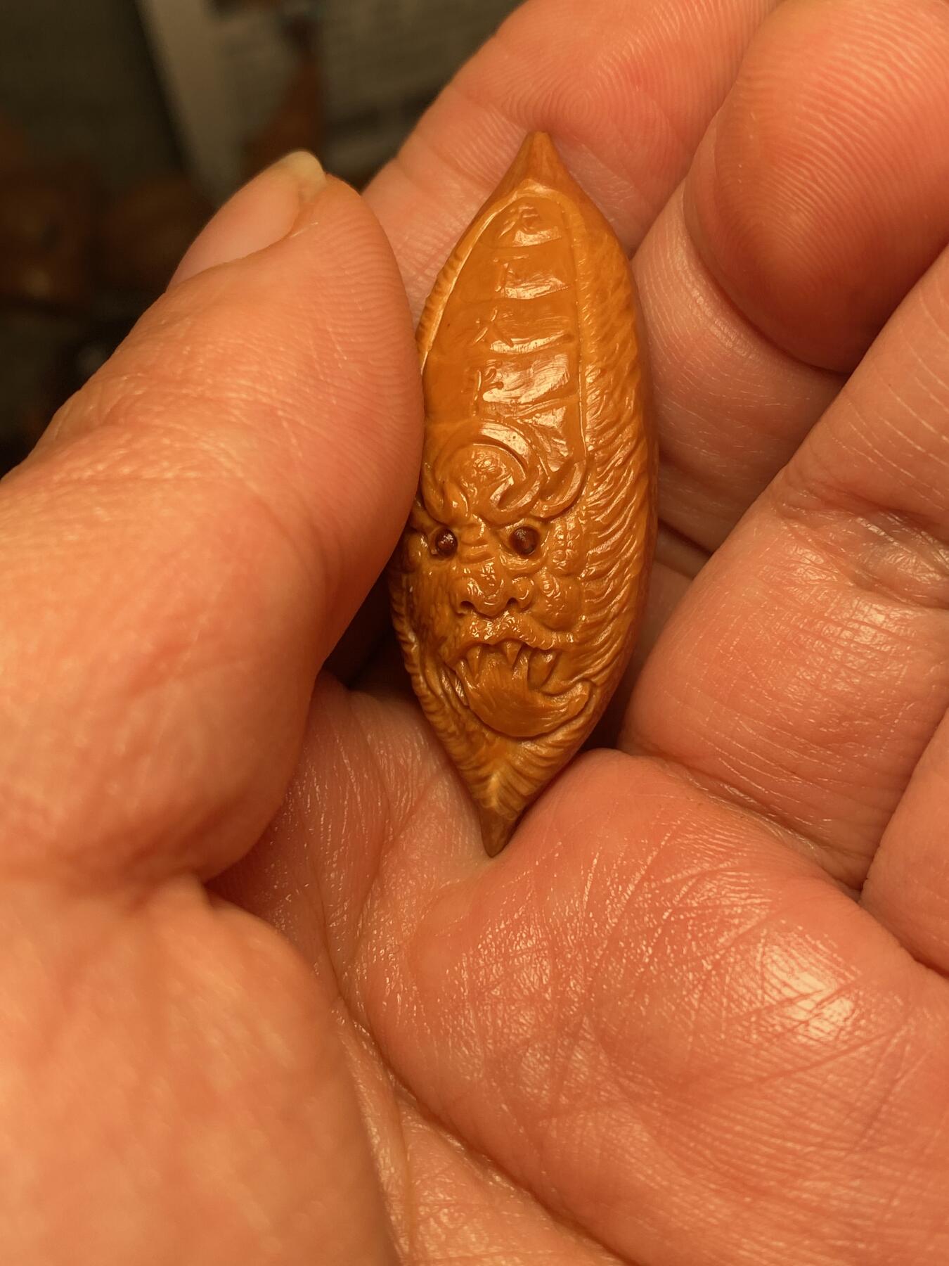 苏工名家王红秋个人作品展示 苏工核雕纯手工雕刻，超长二花黑白无常单籽，个性十足，市场无同款，尺寸1。8x4。8喜欢的来