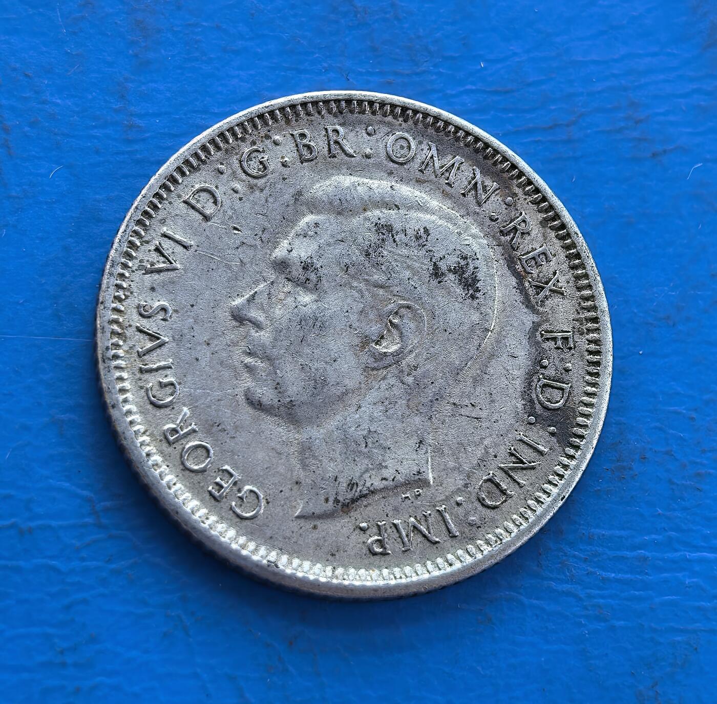 外国优质银币非洲美洲币，周六九点倒数截拍，满百包邮，持续收拍 澳大利亚  1943 年1 先令银币5.6克925银纯银价94元，正面是标志性公羊图案，背面为乔治六世头像，二战时期流通币，图案辨识度高，年份明确，是澳币收藏中经典的动物主题品种。