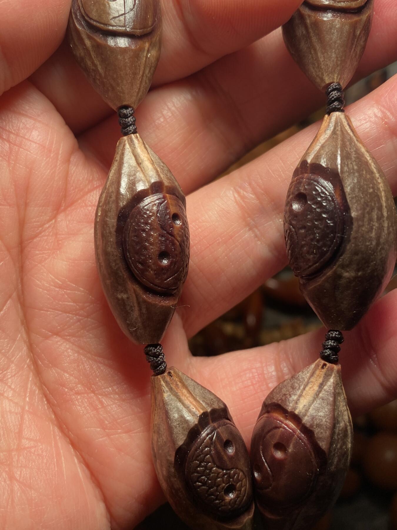 苏工名家王红秋个人作品展示 福利老苏工核雕，纯手工雕刻，紫核老款太极图，扭转乾坤手串个性十足，等待有缘人，市场无同款，尺寸1。6x3。3喜欢的来呀