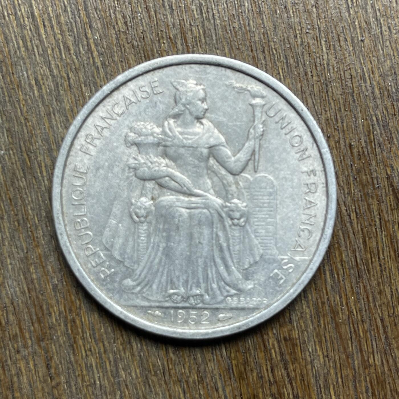 【铜匠收藏】★第137场★散币场。不寄存，30包邮。不满30元，支付5元运费。《接受代拍 代送NGC评级》 9【无寄存】少见的 1952 法属大洋洲 好品 5法郎 铝币