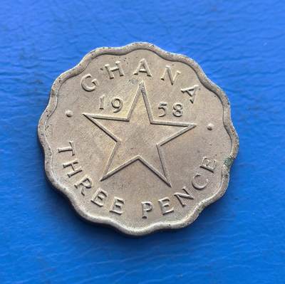外国优质银币非洲美洲币，周六九点倒数截拍，满百包邮，持续收拍 - 加纳1958年 3 便士纪念币，异形币面是国父恩克鲁玛像（配 “加纳缔造者” 拉丁标语），背面展五角星标识，属加纳独立前夕货币，风格凸显国家领袖与独立象征，是西非独立史货币收藏之选。