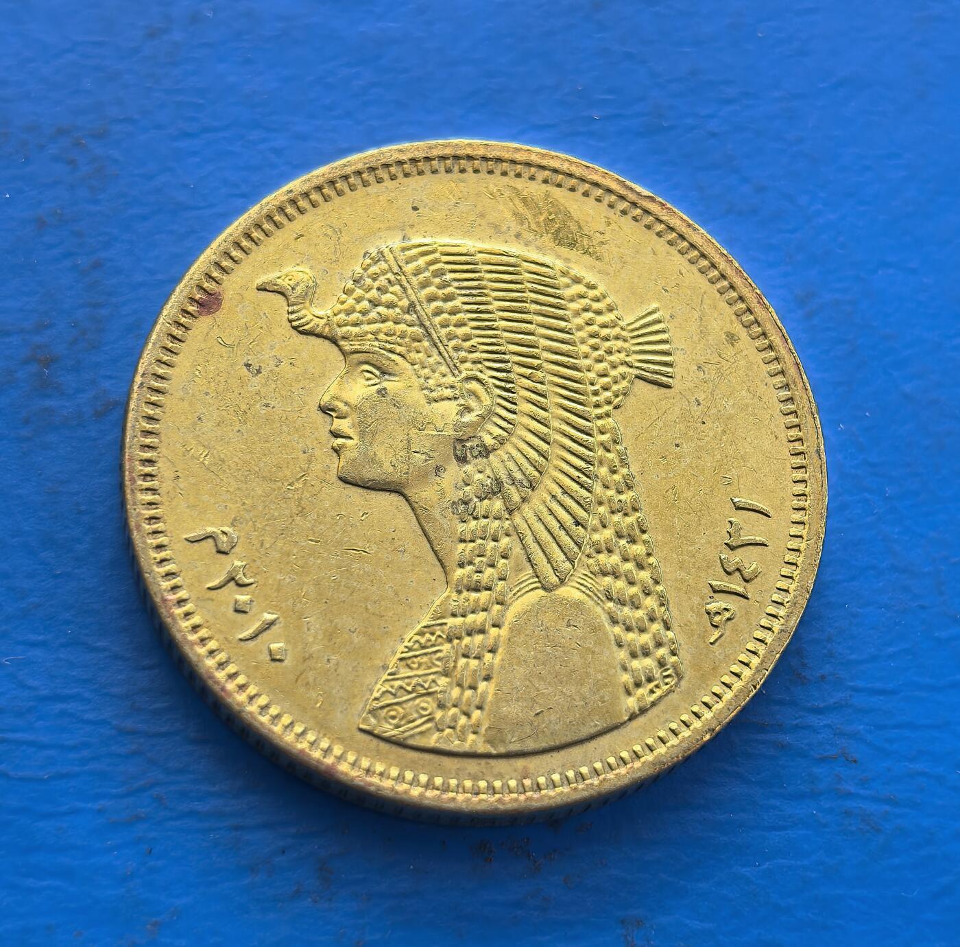 外国优质银币非洲美洲币，周六九点倒数截拍，满百包邮，持续收拍 埃及 50 皮阿斯特币，正面绘古埃及女神形象（饰圣鸟头饰），背面印阿拉伯书法与币值，铜质币融古文明神祇符号与本土文字艺术，兼具历史文化与收藏辨识度。