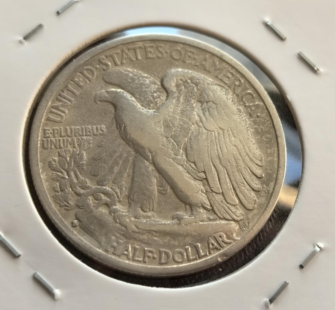 外国优质银币非洲美洲币，周六九点倒数截拍，满百包邮，持续收拍 美国1935 年行走自由女神半元银币S版，正面是持枝女神伴旭日纹，背面立鹰配 “合众为一” 格言，版式经典、年份具战后纪念性，是美币收藏中人气较高的品种。