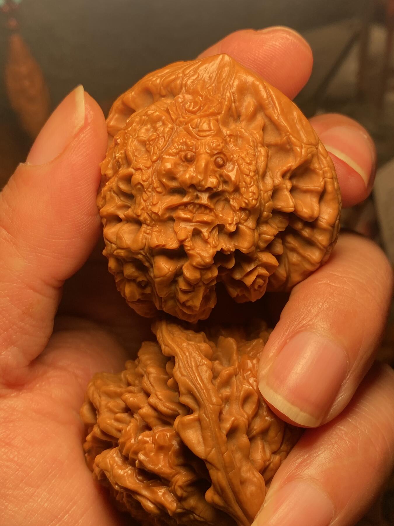 苏工名家王红秋个人作品展示 福利苏工核雕，纯手工核桃雕刻十八罗汉尊者一对个性十足，四面满工，等待有缘人，市场无同款，尺寸5。05喜欢的来