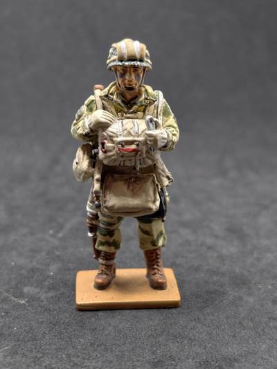 凯旋世界勋赏（第21期冬季大拍）（欢迎送拍）（对拍品有疑问请询问客服，不接受到手刀，出价默认拍品品相。请认真阅读拍卖规则！出价默认已认可！）（收到货请录制开箱视频，无视频概不处理问题。） - 西班牙Del Prado品牌出品的1944年美国陆军506伞降步兵团中士金属兵人模型