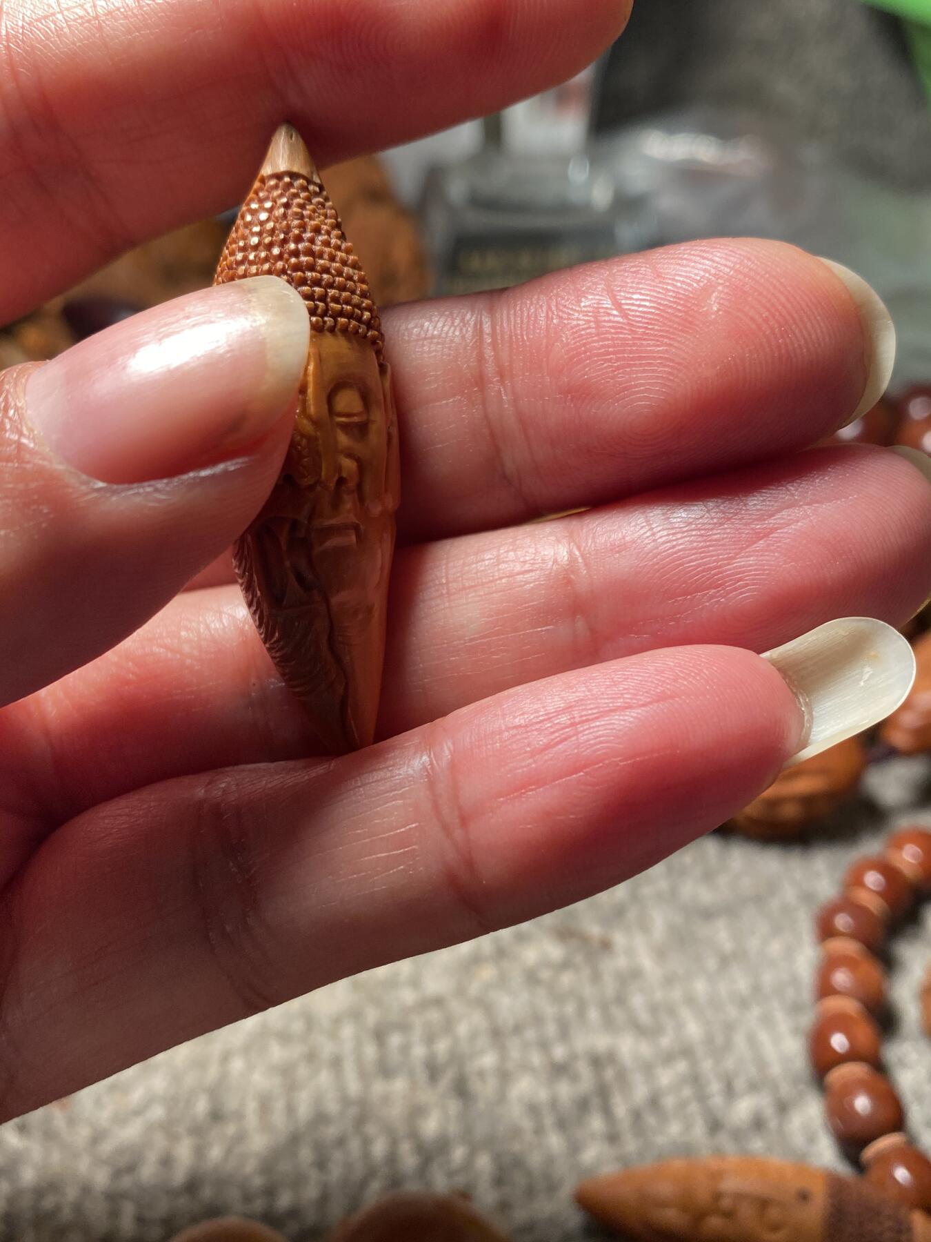 苏工名家王红秋个人作品展示 福利苏工核雕，纯手工雕刻，老苏工柳叶一念之间，个性十足，等待有缘人尺寸1。5x5.0喜欢的来