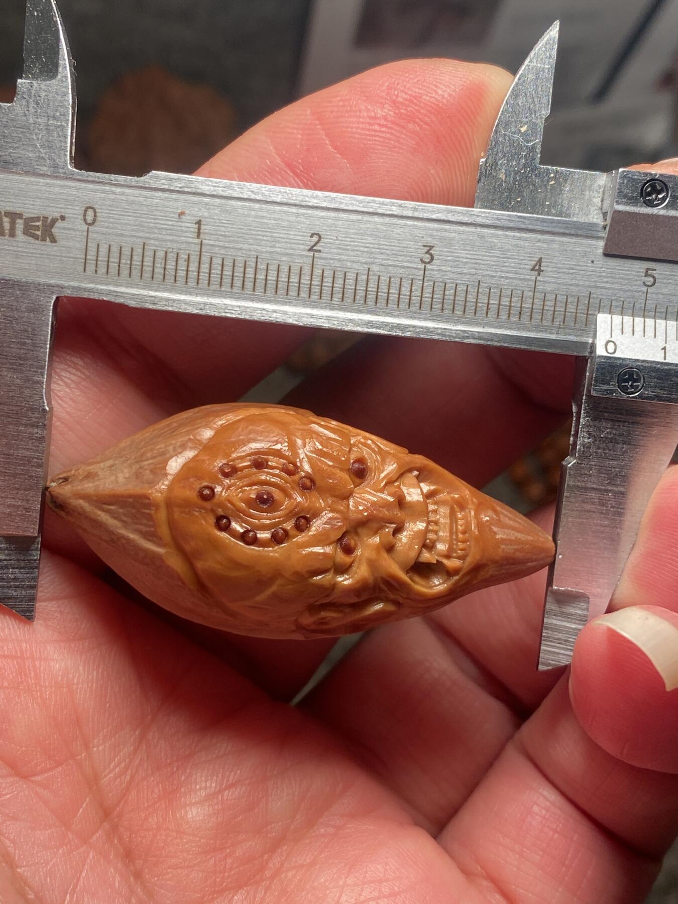 苏工名家王红秋个人作品展示 苏工核雕纯手工雕刻，老苏工恶僧，四花梅林大核，个性十足，市场无同款，尺寸2。18x4.7喜欢的来