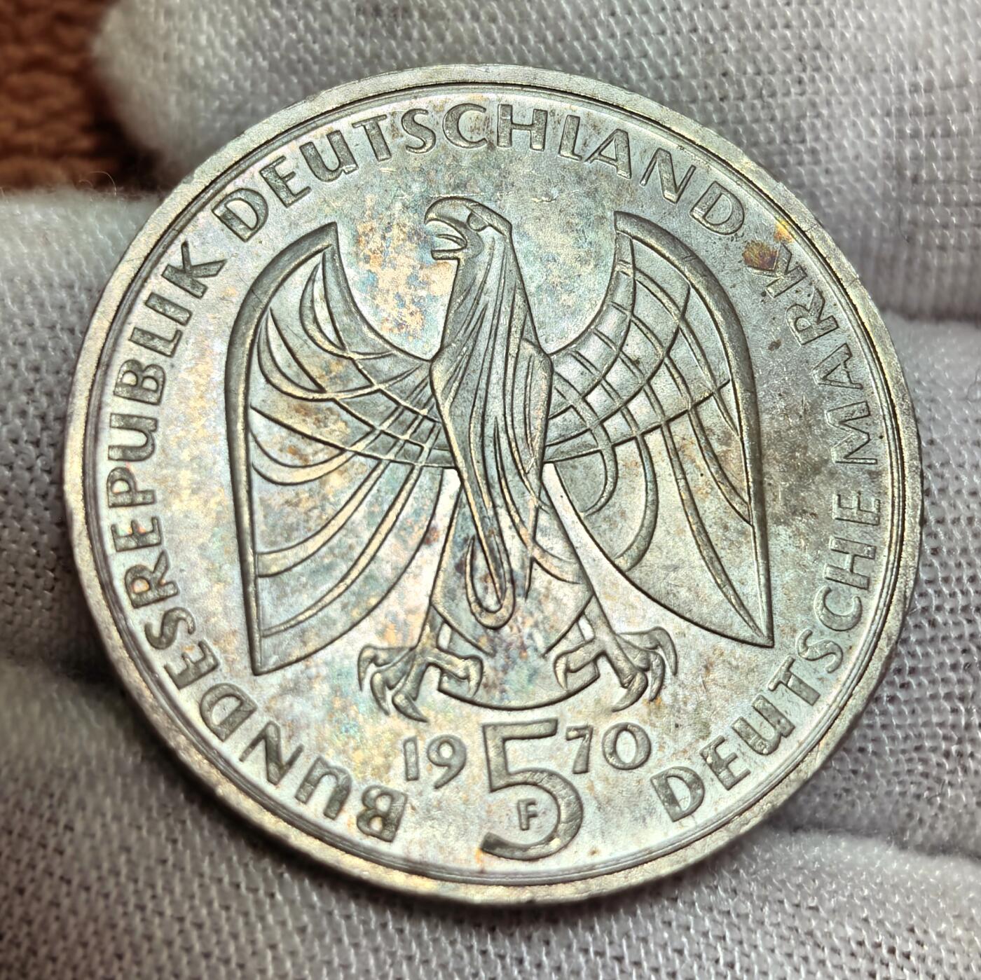 外国优质银币非洲美洲币，周六九点倒数截拍，满百包邮，持续收拍 西德1970 年 5 马克纪念币，11.2克纯银价126元正面是贝多芬侧面，背面为联邦鹰徽，题材纪念音乐巨匠，币面人物刻画传神，兼具艺术纪念与收藏价值。