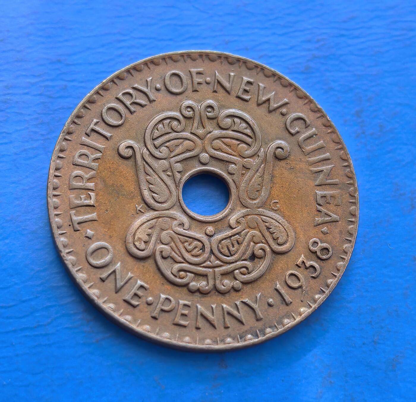 外国优质银币非洲美洲币，周六九点倒数截拍，满百包邮，持续收拍 极美品1938 年英属新几内亚 1 便士硬币，带圆孔设计，币面融殖民纹饰与王室标识，属英属太平洋领地货币，风格具殖民货币特色，是大洋洲殖民币收藏品类。