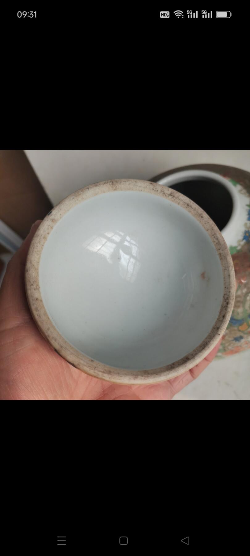 老瓷器五彩花卉盖罐一个，高约26厘米，带盖。罐身五彩花卉纹饰，色彩鲜艳，工艺细致，底部有款识。整体成色还可以，有正常使用痕迹，适合收藏或摆件。