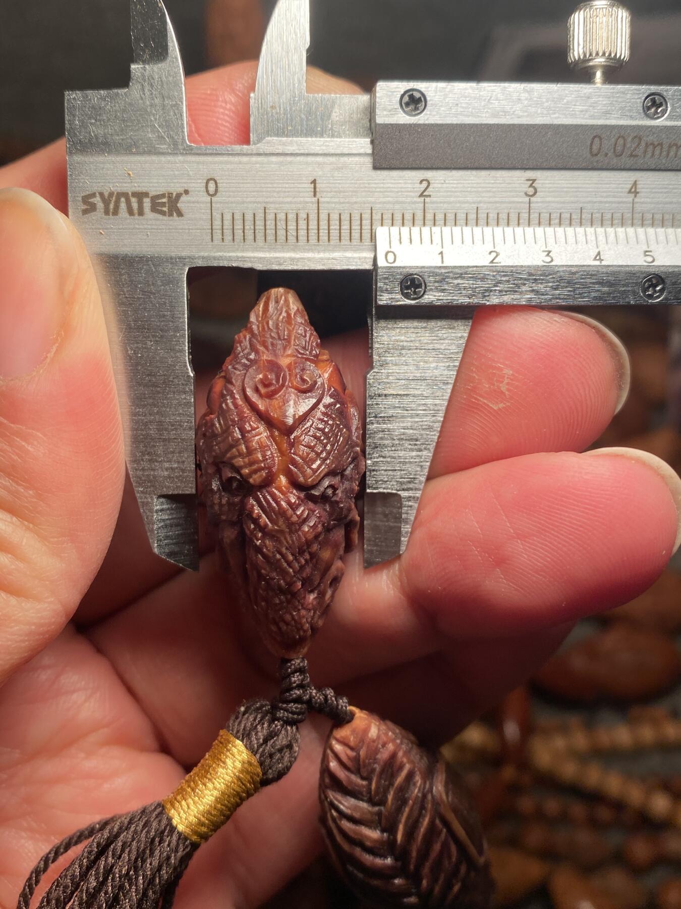 苏工名家王红秋个人作品展示 福利老苏工核雕，纯手工雕刻，紫核老款吉祥如意手串个性十足，等待有缘人，市场无同款，尺寸1。68x3.6喜欢的来呀