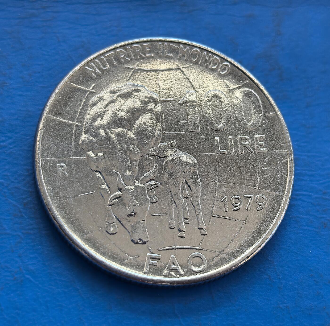 外国优质银币非洲美洲币，周六九点倒数截拍，满百包邮，持续收拍 意大利1979 年 FAO 主题 100 里拉币，正面绘母牛幼崽（农业公益标识）+“NUTRIRE IL MONDO”，背面印意大利女神像，兼具粮农组织纪念与国家符号，收藏主题鲜明。
