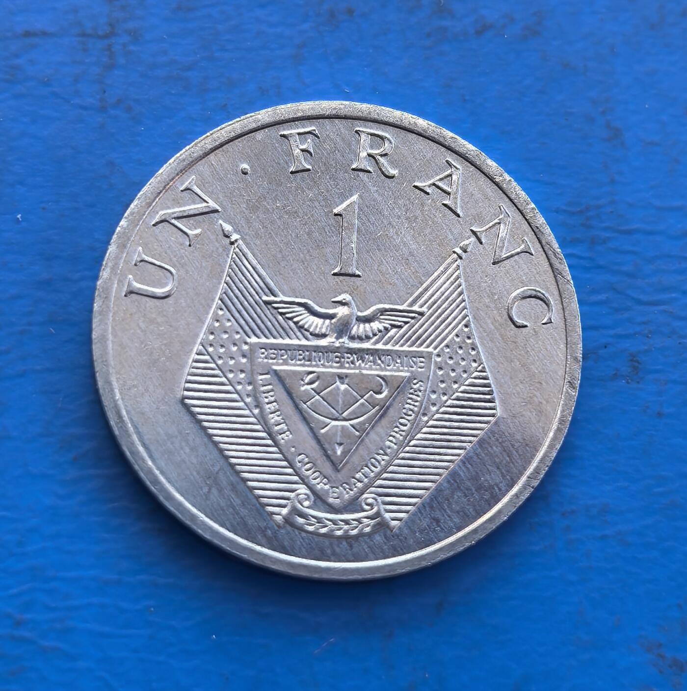 外国优质银币非洲美洲币，周六九点倒数截拍，满百包邮，持续收拍 卢旺达1985 年 1 法郎币，正面绘该国作物高粱，背面展国徽元素（鹰、国旗），承载卢旺达农业符号与国家标识，兼具地域经济文化与时代收藏价值。